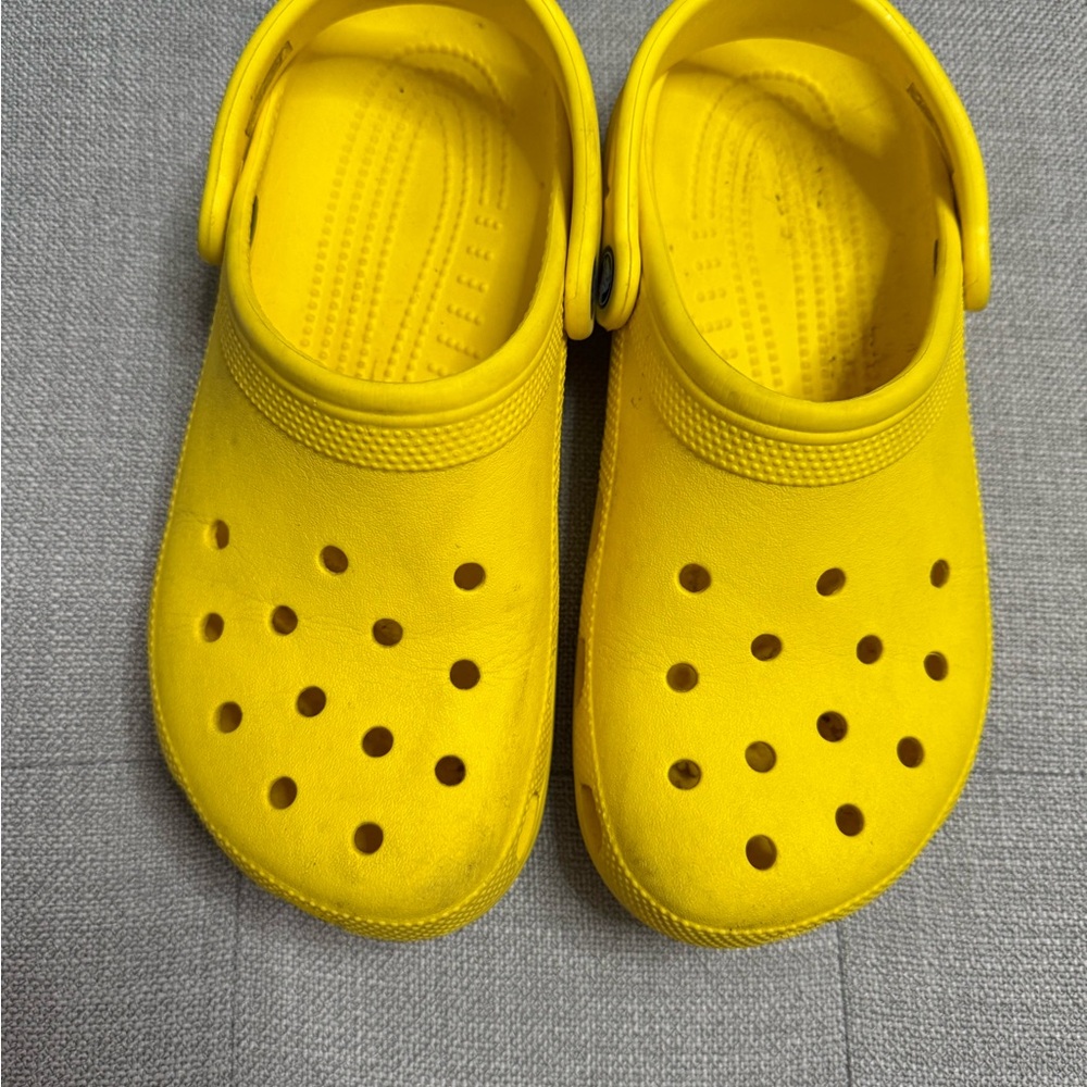 CROCS Yellow Sandals with Ventilation Holes and Heel Strap